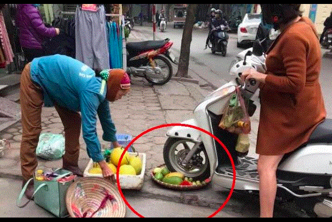 Cán nát mẹt hoa quả của người bán hàng rong, người phụ nữ nhận chỉ trích của dân mạng